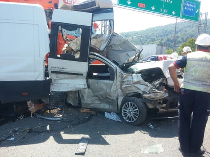 TEM'de feci kaza: Biri ağır 2 yaralı