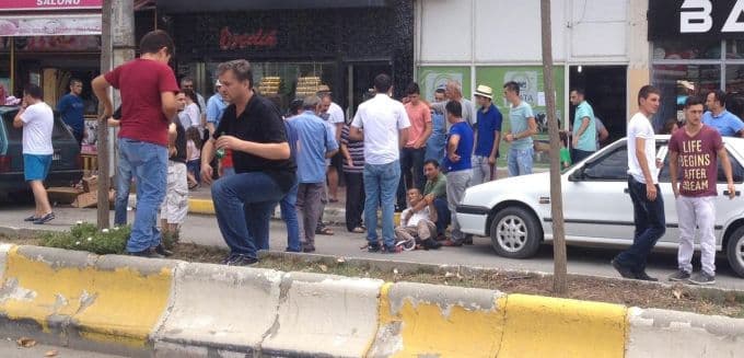 Karşıdan karşıya geçen adama otomobil çarptı