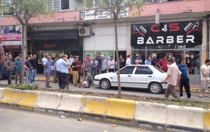 Karşıdan karşıya geçen adama otomobil çarptı