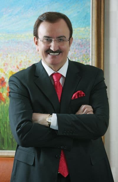 <p><font face="arial,helvetica,sans-serif" size="2">Gaziantep B&uuml;y&uuml;kşehir Belediye Başkanı Dr. Asım G&uuml;zelbey ise, deprem zamanında Yalova'da g&ouml;n&uuml;ll&uuml; sağlık kuruluşunda g&ouml;rev yaptığını ifade ederek, depremde neler yaşandığını &ccedil;ok iyi bildiklerini kaydetti.&nbsp; <br />&nbsp;&nbsp;&nbsp; <br /><strong>&quot;ŞEHİRLERİN İNŞAASI &Uuml;LKENİN İNŞAASIDIR&quot;</strong>&nbsp; </font></p><p><font face="arial,helvetica,sans-serif" size="2"><strong>Bursa B&uuml;y&uuml;kşehir Belediye Başkanı Hikmet Şahin,</strong> B&uuml;y&uuml;kşehir belediye başkanları arasında d&uuml;zenlenen istişare toplantılarında bilgi, birikim ve deneyimlerini paylaştıklarını belirterek, maksatlarının herhangi bir şehrin &ouml;ne ge&ccedil;mesi olmadığını s&ouml;yledi. Şahin, hep birlikte halkın, insanların ve toplumun kalkınması, refahı ve gelişmesi i&ccedil;in &ccedil;alıştıklarını belirterek, &quot;<font color="#333399">Amacımız hep birlikte karşılıklı istişare ile bu halkın ve insanların refahını, kalitesini ve huzurunu daha fazla arttırmaktır. İnanıyoruz ki, şehirlerin inşası &uuml;lkenin inşasıdır. Bir insan bir şehre gittiğinde o zaman iz bulmalıdır, kendisi de ayrılırken iz bırakmalıdır.</font> Biz belediye başkanları olarak iz bırakmak istiyoruz. Bıraktığımız iyi izlerle insanlarımız daha huzurlu yaşasın. Ama&ccedil;larımızdan biri de insanların kalbini kazanmaktır. İnsanları medeniyet seviyesine ulaştırmaktır. Bu gayretle halkımızın karşısındayız. <font color="#333399">&Ouml;n&uuml;m&uuml;zde 2009 yerel se&ccedil;imleri var.</font> Yerel se&ccedil;imlerde de inanıyoruz ki AK Parti'nin idare ettiği b&uuml;y&uuml;kşehir, il ve il&ccedil;e belediyeleri &ccedil;ok daha fazla olacaktır. Hep birlikte T&uuml;rkiye'ye &ccedil;ok daha fazla hizmet etmiş olacağız. Başbakanımızın tabiriyle topu santrada gezdirmeden projelerle hizmet ederek &uuml;lkenin insanına faydalı olmayı ama&ccedil;lıyoruz. <font color="#333399">Bug&uuml;n de bu deneyim i&ccedil;in buradayız</font>&quot; dedi.&nbsp;<br /><strong>&nbsp; <br /></strong></font></p>