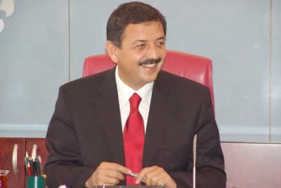 <font size="2"><font face="Arial"><strong>Kayseri B&uuml;y&uuml;kşehir Belediye Başkanı Mehmet &Ouml;zhaseki</strong> n&uuml;fusun y&uuml;zde 75'inin şehirlerde y&uuml;zde 25'inin k&ouml;ylerde yaşadığını belirterek, &quot;K&ouml;ylerde yaşayan vatandaşlarımız da şehirlerle bir şekilde bağlantılılar, birbirinden kopuk değiller. Bunun anlamı n&uuml;fusumuz neredeyse artık şehirlerde yaşıyor. Herkes d&uuml;nyayı takip ediyor. D&uuml;nyanın neresinde iyi bir şey varsa onu kendisi de istiyor. Yaşam standardı en y&uuml;ksek yerlerdeki hizmetleri g&ouml;r&uuml;p 'Benim şehrimde niye yok?' diye sorguluyor. <font color="#333399">Bizde şehircilik tarihi &ccedil;ok yeni. 1950'li yıllarda biraz gayret etmişiz. Se&ccedil;imle g&ouml;reve gelen arkadaşlarımız bir g&ouml;&ccedil; dalgasıyla karşılaşmış. Arkasından ideolojik bir yapılanmayla karşı karşıya kalmıştır.&nbsp;Bunlardan etkilenerek belediye başkanlığına gelenler bizim adamlarımız diyerek gece konduların &ouml;n&uuml;n&uuml; a&ccedil;mışlar.</font> Ne yazık ki ideolojik dalgalanmadan da en &ccedil;ok şehirlerimiz etkilenmiş. Bunları yaşadık&quot; şeklinde ifade etti.&nbsp;<br /><br />&Ouml;zhaseki, artık hizmet belediyeciliğinin, sosyal belediyeciliğin &ouml;n planda olduğunu ifade ederek, &quot;'İnsanımız ne ister' ve 'Neye ihtiya&ccedil; duyar?' diye gecesini g&uuml;nd&uuml;z&uuml;ne katan hizmet erleri &ouml;n plana &ccedil;ıkmış durumda. B&uuml;y&uuml;kşehirler olarak b&uuml;y&uuml;k projelerimiz var. Her projemiz 100 milyon dolarlık b&uuml;t&ccedil;elerle yapılacak &ouml;rnek projeler. Bu noktada tecr&uuml;belerimizi paylaşmamız lazım.<font color="#333399"> Arıtma tesisimizi yaptığımızda, farklı şehirlerde bizim yaptığımızın 4 katına mal eden arkadaşları tek tek kendim aradım. Oraya gidecek olan fazla benim &uuml;lkemin parası. B&uuml;t&uuml;n projeleri tek tek değerlendiriyoruz. İstişare sırasında g&uuml;ndem konusunda başlık atıyor ve oturarak ders &ccedil;alışıyoruz.</font> Bunun faydasını da g&ouml;r&uuml;yoruz. Bu &ccedil;alışmaları &ouml;nemsiyoruz ve 4 ayda bir b&uuml;t&uuml;n programlarımızı bırakarak bir araya geliyoruz&quot; diye konuştu.&nbsp;&nbsp;&nbsp;&nbsp;</font></font>