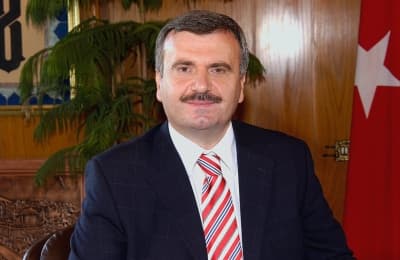 <font size="2"><font face="Arial"><strong>&quot;BELEDİYELER T&Uuml;RKİYE'NİN LOKOMOTİFİ HALİNE GELDİ&quot;</strong>&nbsp;&nbsp;<br /><br />Belediyelerin son d&ouml;nemlerde yeni belediyecilik anlayışıyla T&uuml;rkiye'nin lokomotifi haline geldiğini s&ouml;yleyen<strong> Konya B&uuml;y&uuml;kşehir Belediye Başkanı Tahir Aky&uuml;rek,</strong> &quot;1984'e kadar sadece protokol belediyeciliği varsayılırdı<font color="#333399">. 1984-2004 arasında kaynaklar arttırılarak yatırımlar yapılabildi ama yetki ve sorumluluklar aynı şekilde artmadı. </font>2004'ten sonraki s&uuml;re&ccedil;te yeni anlayış daha da g&uuml;&ccedil;leniyor. Artık yetkiler de sorumluluklar da, imkanlar ve imkan &uuml;retme olanakları da tamamen yerel y&ouml;netimlere ge&ccedil;miş oldu. Yerel y&ouml;netimler aslında kentin ve &uuml;lkenin &ouml;nc&uuml;s&uuml; oldu. <font color="#333399">Bug&uuml;n d&uuml;nyada ve T&uuml;rkiye'de kriz tartışılıyor</font>. Hepimiz d&uuml;n temel atma ve a&ccedil;ılışlar yaptık. Belediyelerimizde adeta kriz yok. &Ccedil;&uuml;nk&uuml; belediyelerde durma şansı yok. Her g&uuml;n yeni bir proje &uuml;retiyorsunuz. Kaynak yok diyemezsiniz. Kaynak &uuml;retmek zorundasınız. Bu yeni d&ouml;nemin &ouml;zelliklerinden. Bu &ccedil;alışma toplantısı da yeni d&ouml;neme &ccedil;ok uygun d&uuml;şen bir toplant<font color="#333399">ı. Se&ccedil;imlere doğru gidilen s&uuml;re&ccedil;teyiz ve adaylıklar konuşuluyor. Bizim g&uuml;ndemimizde bu konunun olacağını &ccedil;ok tahmin etmiyorum. Değinilir ve ge&ccedil;ilir. Yine g&uuml;ndemimizde yatırımlar, son ana kadar hangi hizmetler tamamlanabilir o konuşulacak</font>&quot; dedi.&nbsp;&nbsp;&nbsp;&nbsp;<br /></font></font>