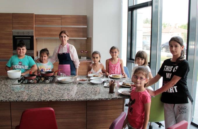 Tezgahlar minik aşçılara emanet