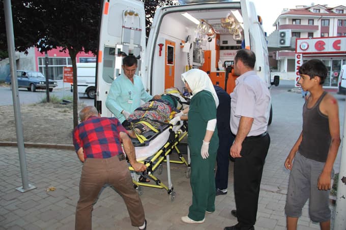 Fındık işçilerini taşıyan traktör devrildi: 14 yaralı 