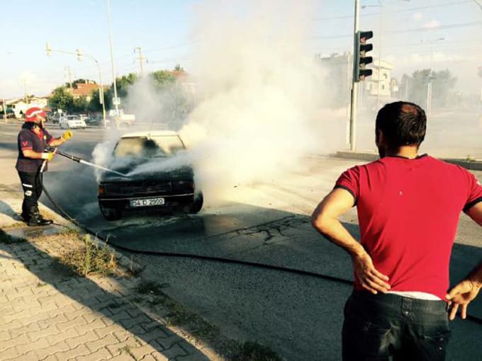 Otomobilinin yanmasını çaresizlik içerisinde izledi