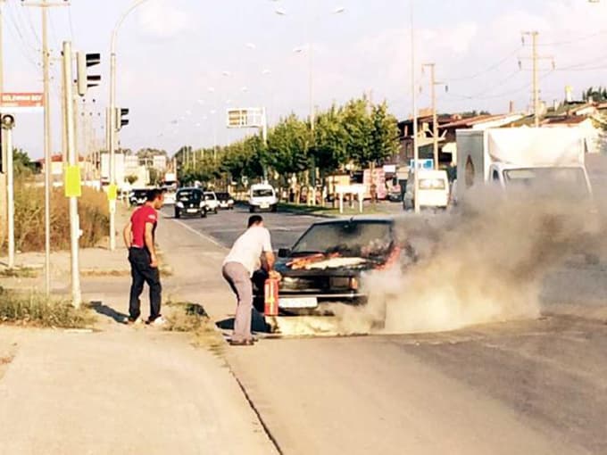 Otomobilinin yanmasını çaresizlik içerisinde izledi
