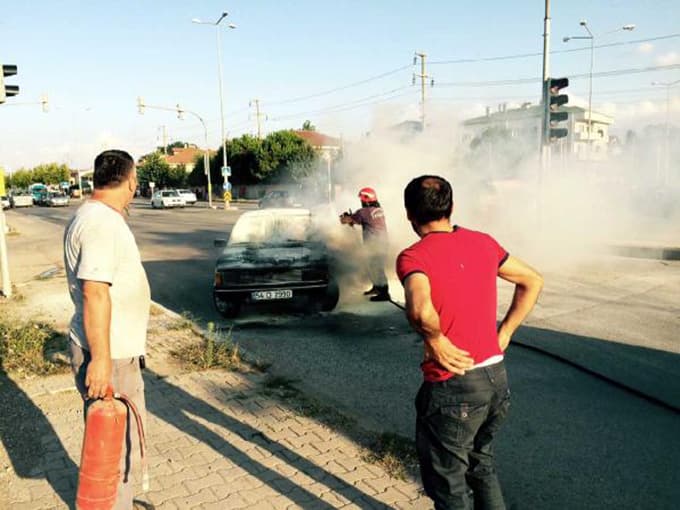 Otomobilinin yanmasını çaresizlik içerisinde izledi