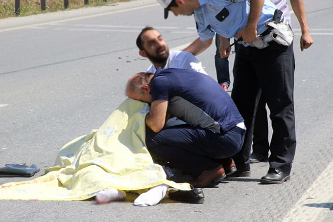 Babasının cansız bedenini son kez öpüp kokladı
