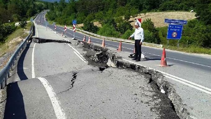 Taraklı'da çöken yol onarıldı
