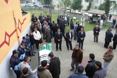 Çağlar, Tüm Sevenlerini Yasa Boğdu