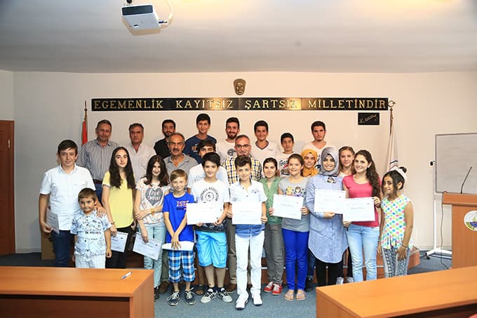 İngilizce kursuna katılan 22 kursiyer belgelerini aldı