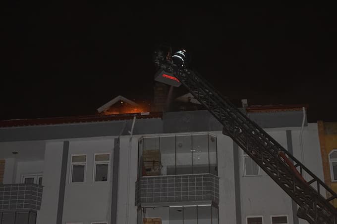 Çatıda çıkan yangın korkuya neden oldu