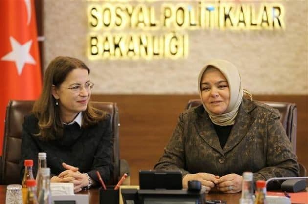 Ayşenur İslam, görevini böyle teslim etti