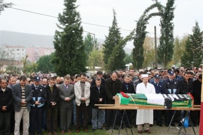 Çağlar, Tüm Sevenlerini Yasa Boğdu