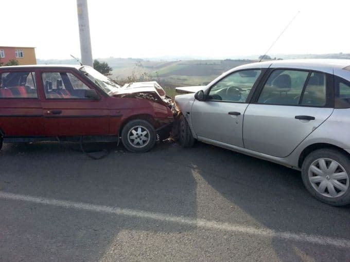 İki otomobil kafa kafaya çarpıştı: 4 yaralı!