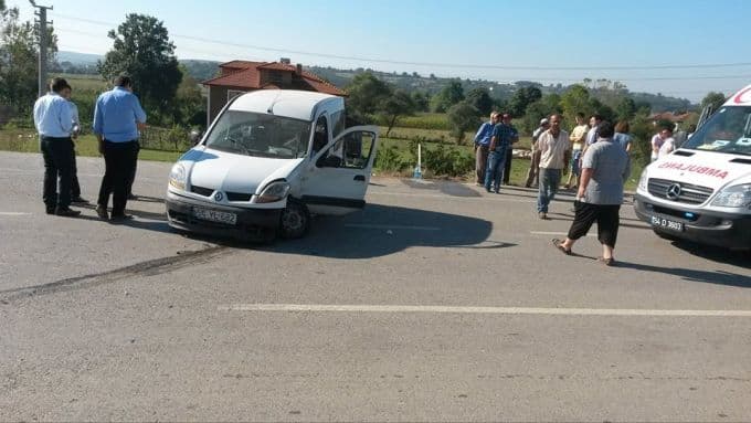 Otomobil, panelvanla çarpıştı: 2 yaralı!