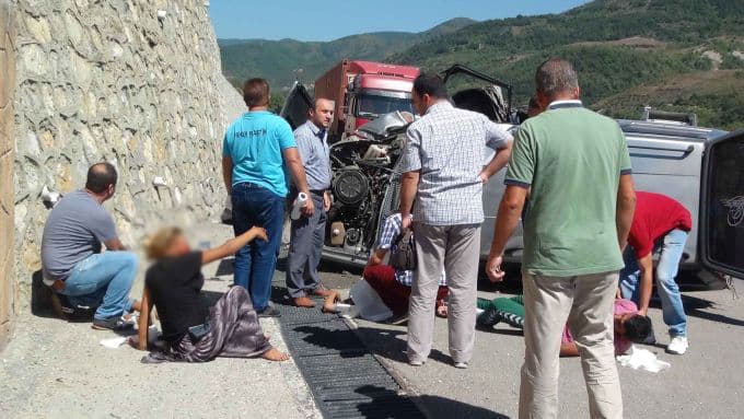 Düğün yolunda feci kaza: 1 ölü, 3 yaralı!