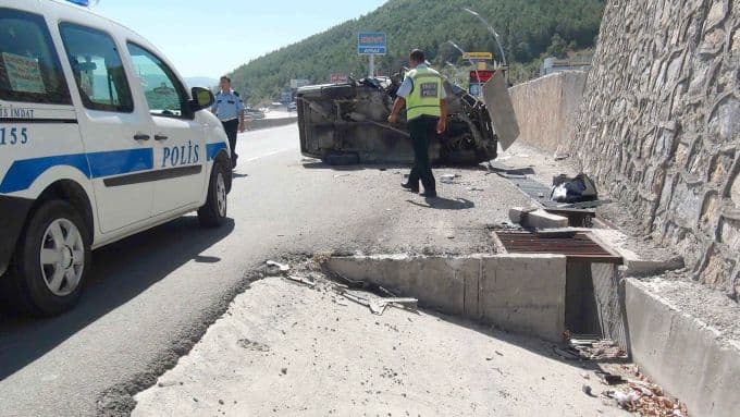 Düğün yolunda feci kaza: 1 ölü, 3 yaralı!