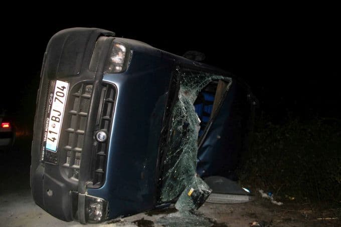 Kontrolden çıkan otomobil, bariyerlere çarpıp yan döndü