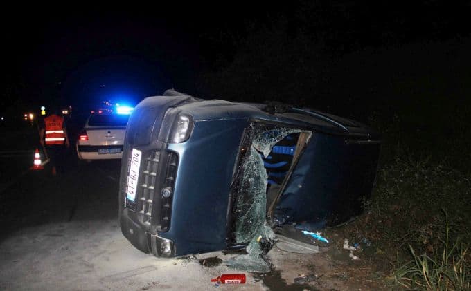 Kontrolden çıkan otomobil, bariyerlere çarpıp yan döndü