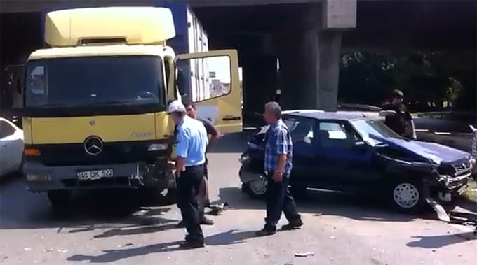 D-100 karayolunda zincirleme trafik kazası