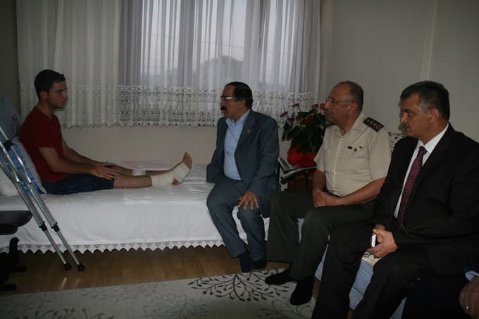 Vali Coş, Uzman Erbaş Emirhan Çınar'ı ziyaret etti
