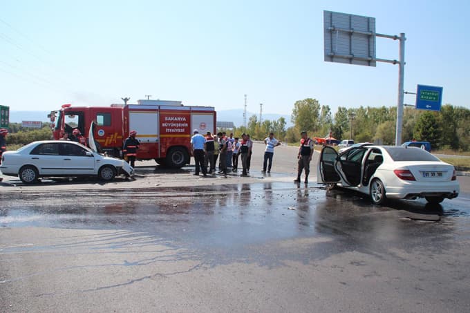 Akyazı'da 2 otomobil çarpıştı: 5 yaralı