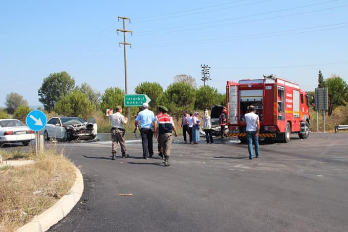 Akyazı'da 2 otomobil çarpıştı: 5 yaralı