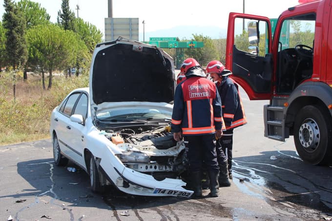 Akyazı'da 2 otomobil çarpıştı: 5 yaralı
