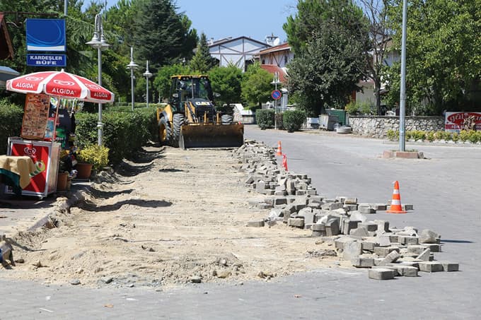 Sapanca Belediyesi Özkum Caddesi parkelerini düzenliyor