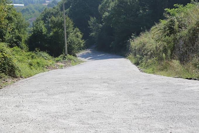 Sapanca Belediyesi Özkum Caddesi parkelerini düzenliyor