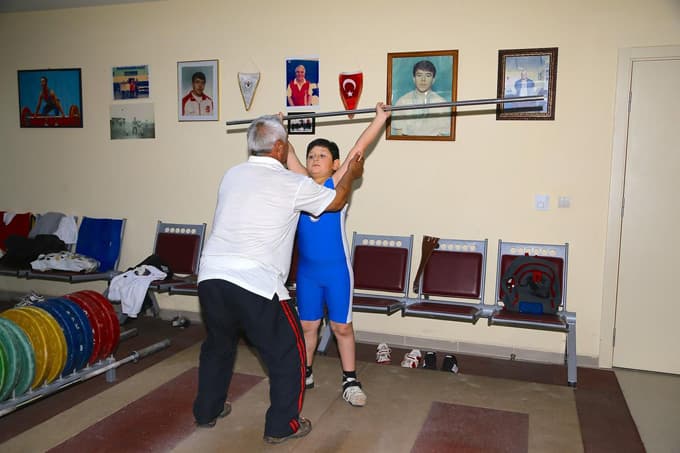 Halterin şampiyonlarını yetiştiriyor