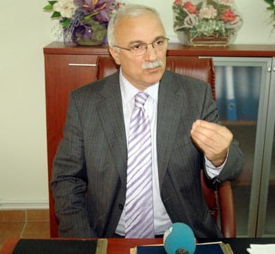 <font face="Arial" size="2">Ayvadan re&ccedil;el, tatlı gibi bir&ccedil;ok &uuml;r&uuml;n yapılabildiğini vurgulayan Tarım İl M&uuml;d&uuml;r&uuml; Abdurrahman &Ccedil;akar, <font color="#333399">&quot;Genel olarak meyvelerde g&uuml;bre dozu y&uuml;kseldik&ccedil;e, sulama sayısı arttık&ccedil;a, aromada, tatta bir farklılaşma hatta damak tadına g&ouml;re bir azalma s&ouml;z konusu olabilir. O nedenle g&uuml;bre tavsiyelerine &ccedil;ok dikkatle uymak lazım. Sulama tavsiyelerine &ccedil;ok dikkatle uymak lazım. Ayvanın iriliği bir &ccedil;eşide bağlıdır. &Ccedil;eşidin kendi genetik yapısına bağlıdır. Bir de bakım ve beslemeye bağlıdır. Eğer bakım ve beslemede bir k&uuml;&ccedil;&uuml;lme varsa,&nbsp;o &uuml;retici hatasıdır. O senenin iklimine dayalıdır. Ama &ccedil;eşide dayalı bir k&uuml;&ccedil;&uuml;lme ise k&uuml;&ccedil;&uuml;k boyutlu &ccedil;eşidi kullanıyor demektir. Bu yıl i&ccedil;in hastalıkla m&uuml;cadele programlarımızda gayet başarılı olduk. Ge&ccedil;en sene 17 bin ton olan il &uuml;retimi,&nbsp; bu sene yaklaşık 40 bin ton civarında beklenmektedir.&quot;</font> diye konuştu.&nbsp;<br /><br />D&uuml;nyanın ayva ihtiyacının b&uuml;y&uuml;k b&ouml;l&uuml;m&uuml;n&uuml;n T&uuml;rkiye'den karşılandığını belirten &Ccedil;akar,<font color="#333399"> &quot;D&uuml;nya &uuml;retiminde T&uuml;rkiye birinci sıradadır. T&uuml;rkiye'de de Sakarya ili birinci sıradadır. Bizden sonra Bursa, Bilecik, Antalya illeri ayva &uuml;retimine katkıda bulunmaktadır. Biz d&uuml;nya &uuml;retiminin &uuml;&ccedil;te birini yani y&uuml;zde 35'ini karşılıyoruz. Ge&ccedil;en sene AB &uuml;lkelerine 20 bin ton ayva ihra&ccedil; ettik. Balkan &uuml;lkeleri, Avrupa &uuml;lkeleri ihracatta &ouml;ncelikli yer alıyorlar. Avrupa Birliği ayvayı yemiş oluyor. &Ccedil;ok da g&uuml;zel bir meyveyi tatmış oluyorlar&quot;</font> şeklinde konuştu.</font>