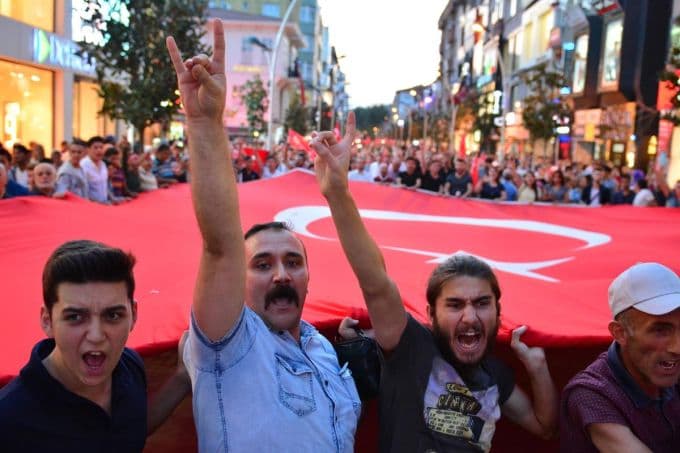HDP binası önüne polis barikatı