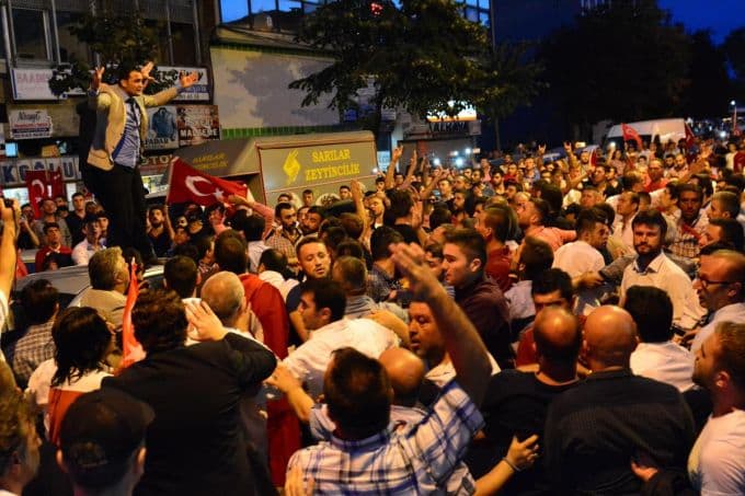 HDP binası önüne polis barikatı
