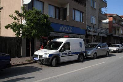 Akyazı'da İki İşyeri Kurşunlandı