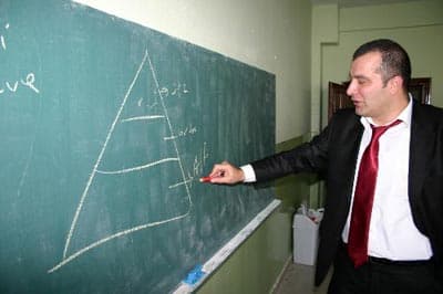 <p><font face="arial,helvetica,sans-serif" size="2">&Ouml;ğrencisi olduğu okulda ders vermeye başladığında &ccedil;ok g&uuml;zel duygular yaşadığını dile getiren Arslan, şunları belirtti: &quot;Ben okula ikinci d&ouml;nemde başladım. İlk d&ouml;nem bayan bir &ouml;ğretmen varmış ve &ccedil;ocuklar &ccedil;ok yormuş o &ouml;ğretmeni. Dolayısıyla tayinini istemiş. Acabalarım vardı tabi. İlk g&uuml;n &ccedil;ocuklar itfaiye t&uuml;p&uuml;n&uuml; a&ccedil;mış k&ouml;p&uuml;k dans yapıyorlardı koridorlarda ve işim &ccedil;ok zor dedim. Tabi mezun olduğum okulu bilmem benim lehime gelişti ve zamanla yerine oturan bir sistemi yakaladım. &Ouml;ğrencilerimi &ccedil;ok severim, arkadaşım, kardeşim, değer verdiğim dostlarımdır onlar benim. Felsefe olimpiyatlarından tutun da her t&uuml;rl&uuml; etkinlikte &ouml;ğrencilerim bana &ccedil;ok şey kattı. Sevilmeden &ouml;ğretmenlik yapılmaz, bunu yaşadım ve yaşıyorum.&quot;</font></p>