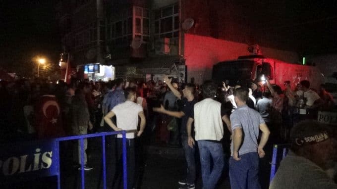 HDP binası önünde arbede!