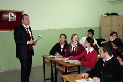 <p><font size="2"><font face="arial,helvetica,sans-serif">&Ouml;ğrencilik yıllarının &ccedil;ok g&uuml;zel ge&ccedil;tiğini anlatan Arslan, &ouml;ğrencilik yıllarından geriye unutulmaz anılar kaldığını kaydetti. Okul arkadaşlarıyla diyaloglarının s&uuml;rd&uuml;ğ&uuml;n&uuml; bildiren Arslan, s&ouml;zlerini ş&ouml;yle s&uuml;rd&uuml;rd&uuml;: <font color="#333399">&quot;Okulda arkadaşlıklarımız &ccedil;ok kuvvetliydi. Kimin cebinde ka&ccedil; lira var onu bile bilirdik. Dayanışma &ouml;tesi durumlar vardı. T&uuml;m g&uuml;n&uuml;m&uuml;z okulda ge&ccedil;iyordu ve ailemizden daha &ccedil;ok &ouml;ğretmenlerimizle ve arkadaşlarımızla birlikteydik. Servisle okula gidiyorduk ve unutulmaz anılarımız servisle başlardı. Okuldan gezilere ka&ccedil;ardık. Arkadaşlarımızı parayla kandırıp Sapanca G&ouml;l&uuml;'ne girmeye ikna ederdik. Okul ise her g&uuml;n bir hareket kazanırdı. Okulda muhabbet inanılmazdı, sınıf g&uuml;nlerinde ben taklit falan yapardım. &Ccedil;ekiliş yapar okula para bırakırdım. Galatasaray bayrağı yaptırıp (şimdi yaptıramazsınız) &ouml;ğretmenleri de neşelendirirdik. Koku bombası atardık sınıfa, yaramazlık ve eğlenceli ne varsa yapardım arkadaşlarımla birlikte.&quot;</font></font></font></p>