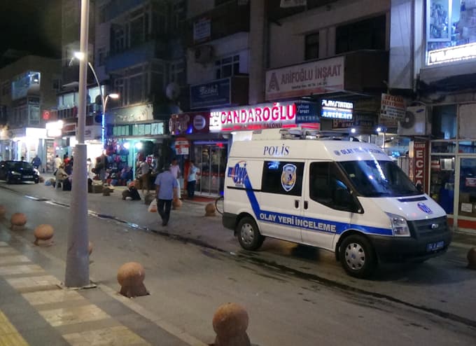 Tartıştığı kişiyi bacaklarından vurdu