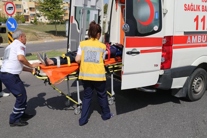 Camili yolunda 2 otomobil çarpıştı