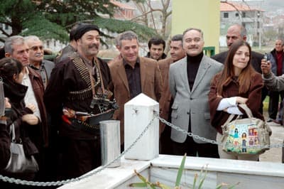 <font face="arial,helvetica,sans-serif" size="2">&Uuml;nl&uuml; oyuncu İnanır, konuşmasını ş&ouml;yle s&uuml;rd&uuml;rd&uuml;:&nbsp;</font><font size="2"><font face="arial,helvetica,sans-serif"><font color="#333399">&quot;Ben aslında bu hikayenin daha g&uuml;&ccedil;l&uuml; bir prod&uuml;ksiyonla &ccedil;ekilmesinden yanaydım. Daha rahat daha &ouml;zverili daha itinalı m&uuml;thiş bir şaheser &ccedil;ıkarmak istiyordum. Temelinde zaten sinema filmi yatıyordu. Ama olsun bu bir başlangı&ccedil;. Sadece İpsiz Recep'in değil Kurtuluş Savaşı'nın her sayfası bir destan. Orda ne kahramanlar var. Biz b&ouml;yle bir yol a&ccedil;alım. &Ouml;rnek olalım. G&ouml;revimizi yapıyoruz. Kendimizi bize de yakışan buydu. Bir anlamda biz g&ouml;revimi yapıyoruz. Sadece bir film &ccedil;ekmiyoruz. İşin aslı &ouml;nemli yanı bu aslında. Sıradan bir hayat hikayesinin anlatmıyoruz. Dramatik bir kurgu filmi &ccedil;ekmiyoruz. Şuanda &ccedil;ok b&uuml;y&uuml;k bir prod&uuml;ksiyon. Bunun yarısıyla normal bir dizi &ccedil;ekilir. Evet yani bu yaptığımız işin maddi karşılığında bug&uuml;nk&uuml; sıkışan ekonomide 2 tane orta &ouml;l&ccedil;ekli fabrika hemen alabilirsiniz. B&uuml;y&uuml;k bir prod&uuml;ksiyon.&quot;</font></font></font>