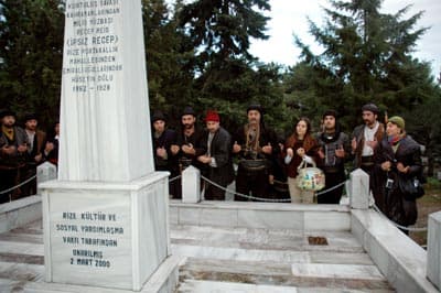 <font face="Arial" size="2">Televizyonların dizi fiyatlarını aşağı &ccedil;ekme isteğiyle ilgili olarak İnanır, &quot;Bunlar timsah g&ouml;zyaşları. Kapitalizm b&ouml;yle. Vahşileşince b&ouml;yle durumlar olur. İnsanlar fırsat kollar. Bence kapitalizmin k&uuml;&ccedil;&uuml;k oyunlarından bir tanesi. Evet daha &ouml;nce de yaşandı. Yıllarca yaşandı. Fırsat bu fırsat deyip kapitalizmin işlemi yapılıyor. Yani fiyat d&uuml;ş&uuml;rd&uuml;klerinde bir dakika d&uuml;ş&uuml;rs&uuml;nler. Daha &ouml;zverili &ccedil;alışıp tam tersini fiyatını y&uuml;kseltsinler. Fiyat d&uuml;ş&uuml;rmek &ccedil;ok doğru bir şey değil. Hep kar ama&ccedil;lı yapılırsa işler bir ticarethaneye d&ouml;n&uuml;ş&uuml;rse, bu yaşadığımız ger&ccedil;ekler ka&ccedil;ınılmaz olur. Halbuki televizyonlar salt ticaret aracı değil aynı zamanda başka g&ouml;revleri var diye d&uuml;ş&uuml;n&uuml;yorum. Yani kitle iletişim ara&ccedil;ları i&ccedil;inde en g&uuml;&ccedil;l&uuml; olanı kameralar bunlar atom bombasından daha tehlikeli. Hep ticaret i&ccedil;in kullanılırsa işte bu yaşadıklarımız zaman zaman karşımıza &ccedil;ıkar&quot; ifadelerini kullandı.</font>