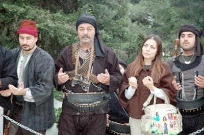 <font face="arial,helvetica,sans-serif" size="2">Can D&uuml;ndar'in y&ouml;nettiği Mustafa filmiyle ilgili olarak Kadir İnanır,<font color="#333399"> &quot;Mustafa filmini hen&uuml;z izlemedim. Ancak bildiğim bir şey var. Toplumun değer yargılarını toplumun var oluşunda hayat pahasına var etmiş olan b&uuml;y&uuml;k insanları asla zedelememeliyiz. Gen&ccedil; yaşta bu hayattan g&ouml;&ccedil;&uuml;p gitmiş &ccedil;ok &ouml;nemli d&uuml;nyanın saydığı bir kahramanı &ouml;zellikle Mustafa Kemal Atat&uuml;rk'&uuml; anlatırken, &ccedil;ok dikkatli olmak zorundayız. Filmi izlediğimde yanlı bir şey g&ouml;r&uuml;rsem daha sert eleştiri yaparım. Benim en b&uuml;y&uuml;k &ouml;d&uuml;l&uuml;m T&uuml;rk halkını kalbine nakış gibi işlenmemdir. &Ouml;d&uuml;llerin en b&uuml;y&uuml;ğ&uuml; o. Tartışılmayan &ouml;d&uuml;l o. Halkın g&ouml;sterdiği saygı ve sevgi ondan daha b&uuml;y&uuml;k &ouml;d&uuml;l olmaz&quot; </font>dedi.</font>