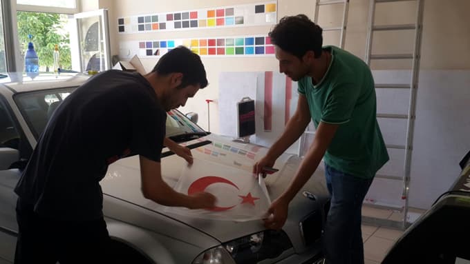 Otomobilleri ücretsiz ay yıldız çıkarması ile kaplıyor
