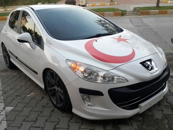 Otomobilleri ücretsiz ay yıldız çıkarması ile kaplıyor