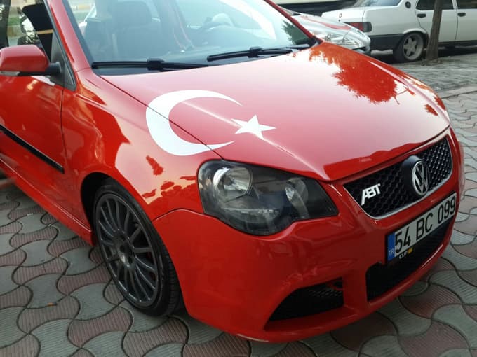 Otomobilleri ücretsiz ay yıldız çıkarması ile kaplıyor
