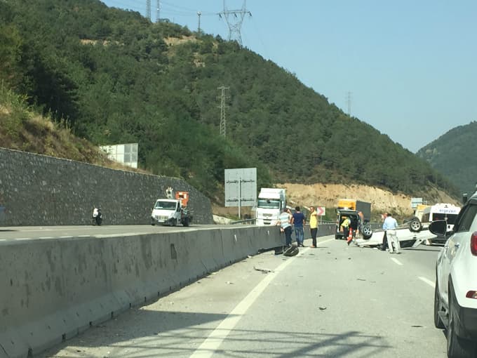 D-650 Doğançay mevkiinde otomobil takla attı