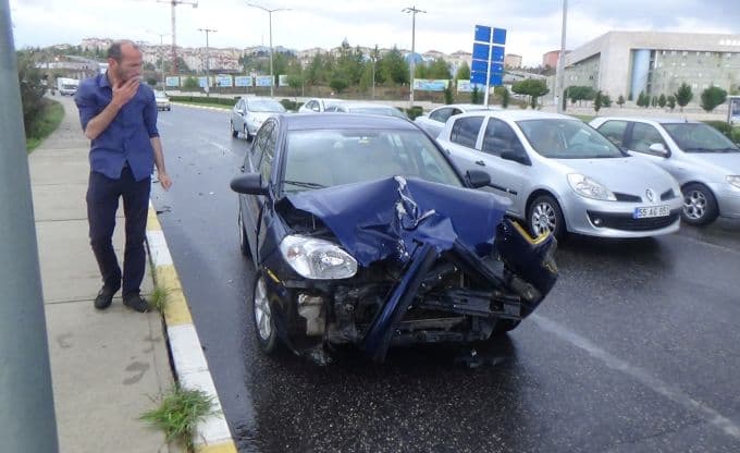 Işıklarda bekleyen araca arkadan çarptı
