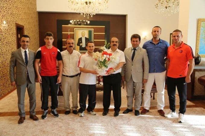 Vali Coş, şampiyon sporcuları makamında ağırladı